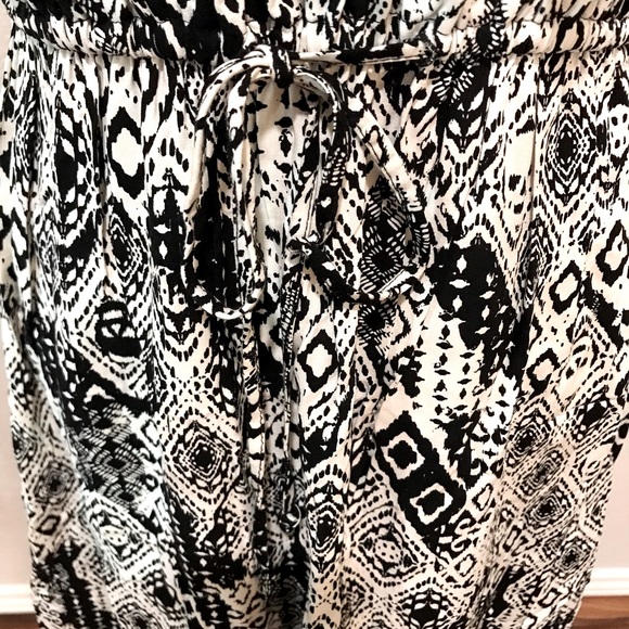 Torrid black and white sundress. Size 0 (S-M) - Picture 3 of 6